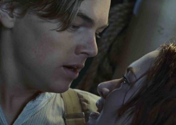 (L-R): Leonardo DiCaprio as Jack and Kate Winslet as Rose in Titanic.