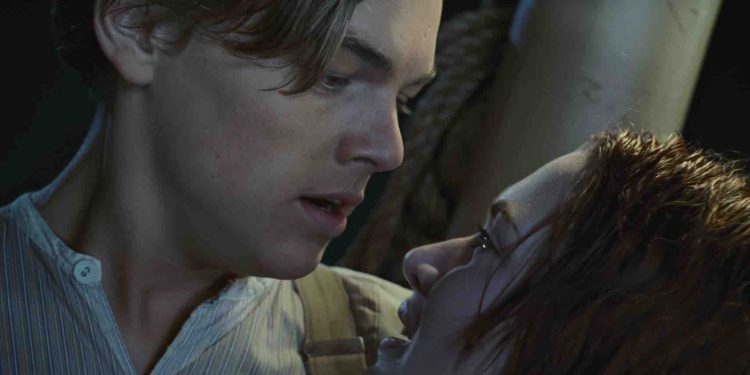 (L-R): Leonardo DiCaprio as Jack and Kate Winslet as Rose in Titanic.