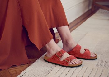 r1026095 n1026113
ARIZONA CORDUROY
SIENNA RED | EMBOSSED SUEDE