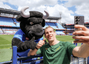 Cameron Hanekom snaps the world’s first mobile-powered stadium crowd cam selfie