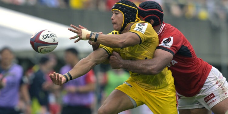 TOKYO, JAPAN - MAY 19: Cheslin Kolbe of Suntory Sungoliath offloads the ball during the NTT Japan Rugby League One Play-Off Semi Final between Toshiba Brave Lupus Tokyo and Tokyo Suntory Sungoliath at Prince Chichibu Memorial Rugby Ground on May 19, 2024 in Tokyo, Japan. (Photo by Koki Nagahama/Getty Images)