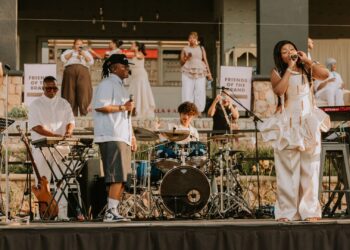 Manana joins Thando Zide as a surprise
act on stage for a special performance of their much-loved collaboration, “Lungisa.”