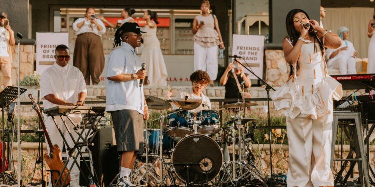 Manana joins Thando Zide as a surprise

 act on stage for a special performance of their much-loved collaboration, “Lungisa.”